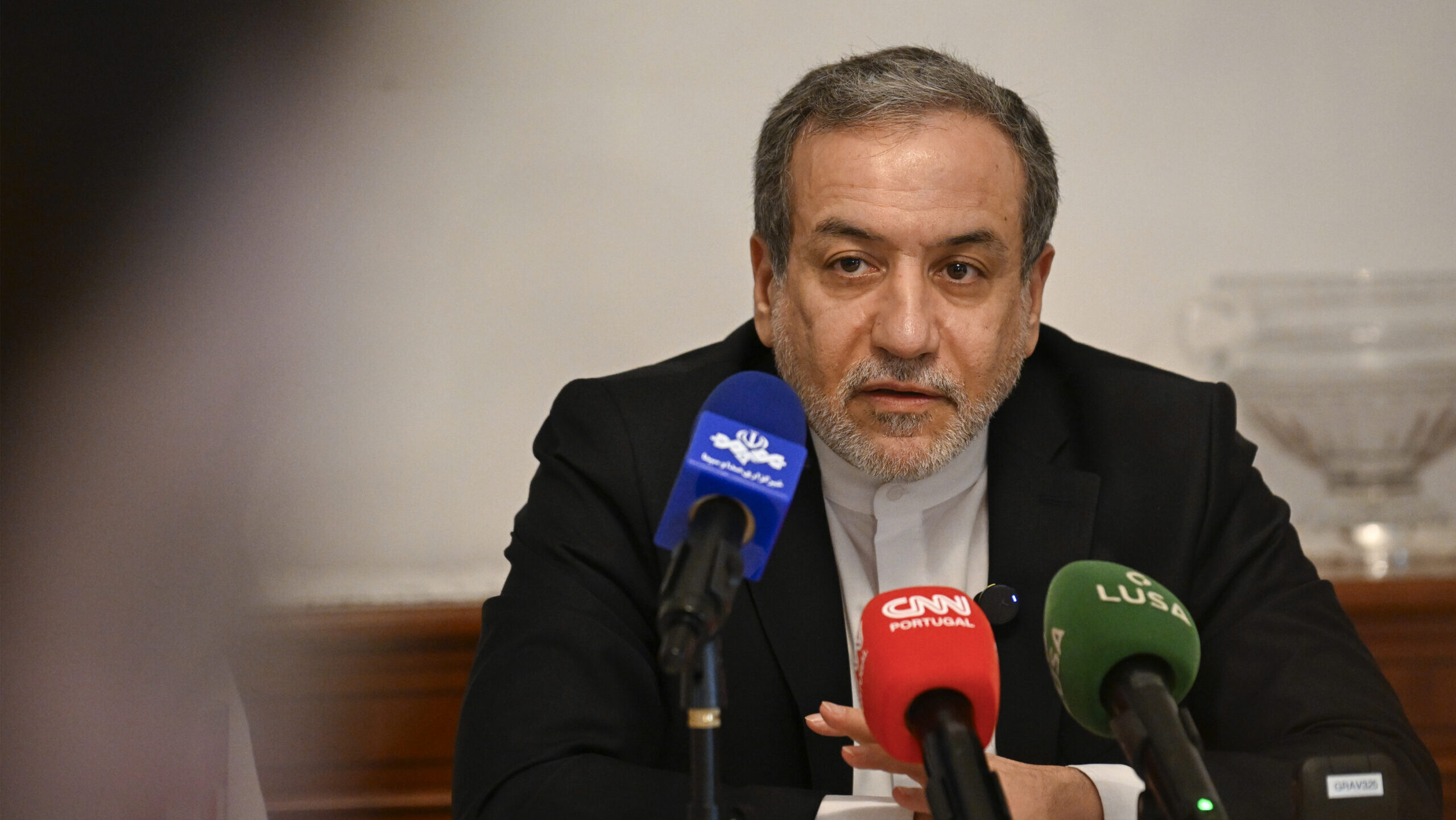 تبادل الضربات بين إيران والولايات المتحدة: تصعيد عسكري في المنطقة