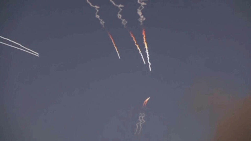الحرس الثوري الإيراني يزعم استهداف قواعد أمريكية في الأردن والبحرين رداً على ضربات أمريكية