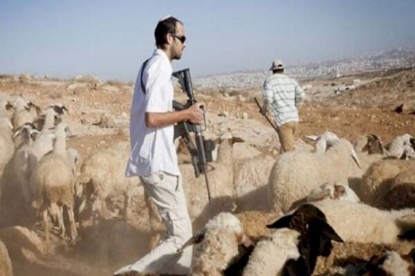 مستوطنون إسرائيليون يغلقون طرق مدارس فلسطينية في الأغوار الوسطى بأسلاك شائكة