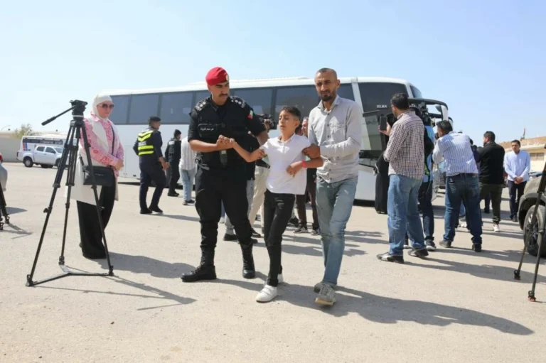 الأردن يستقبل أطفال غزة المرضى لتلقي العلاج وسط انهيار المنظومة الصحية
