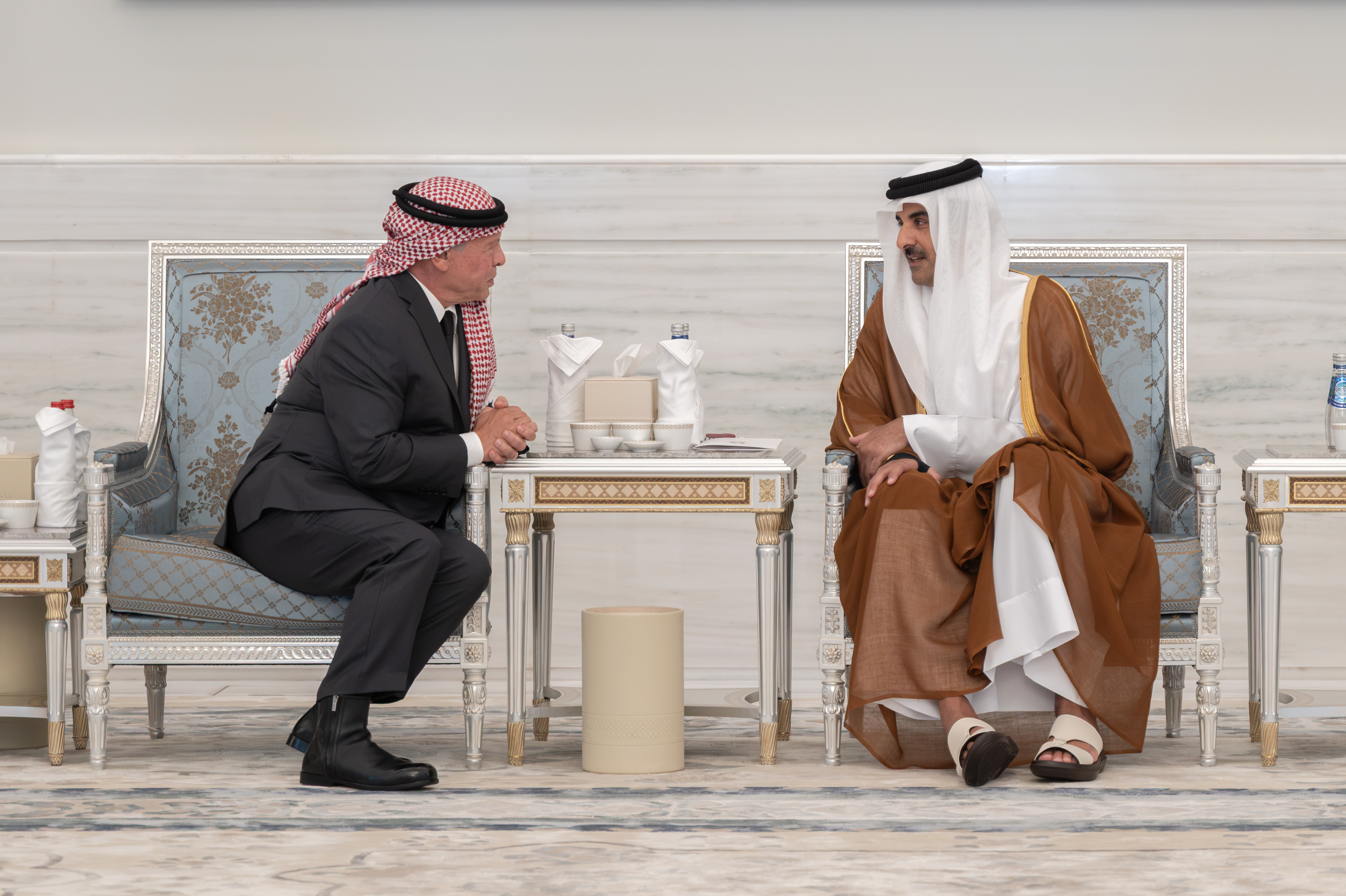 سمو الأمير يستقبل جلالة ملك الأردن لتقديم واجب العزاء