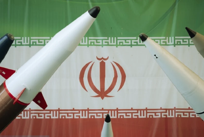 إيران تشن هجمات صاروخية على قواعد أمريكية في الأردن وتستهدف مدمرات بحرية رداً على ضربات الناقلات