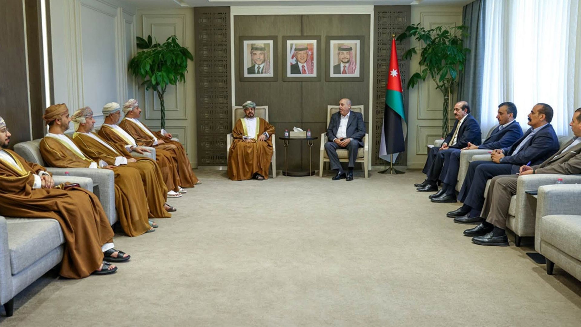 الأردن وعمان يبحثان تعزيز التعاون البرلماني والتشريعي في عمان