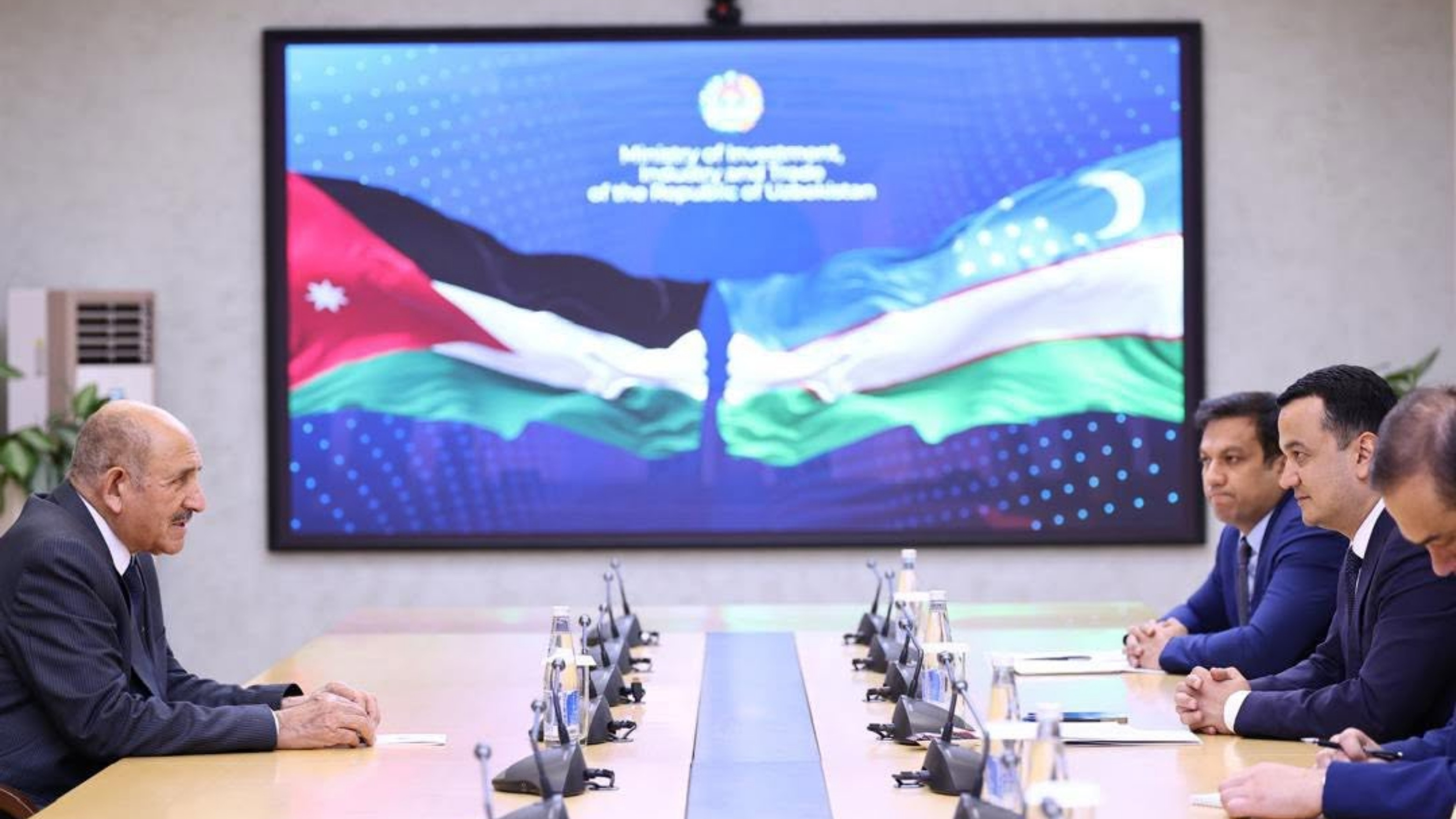 الأردن وأوزبكستان تبحثان استثمارات مشتركة في صناعة الأسمدة الفوسفاتية