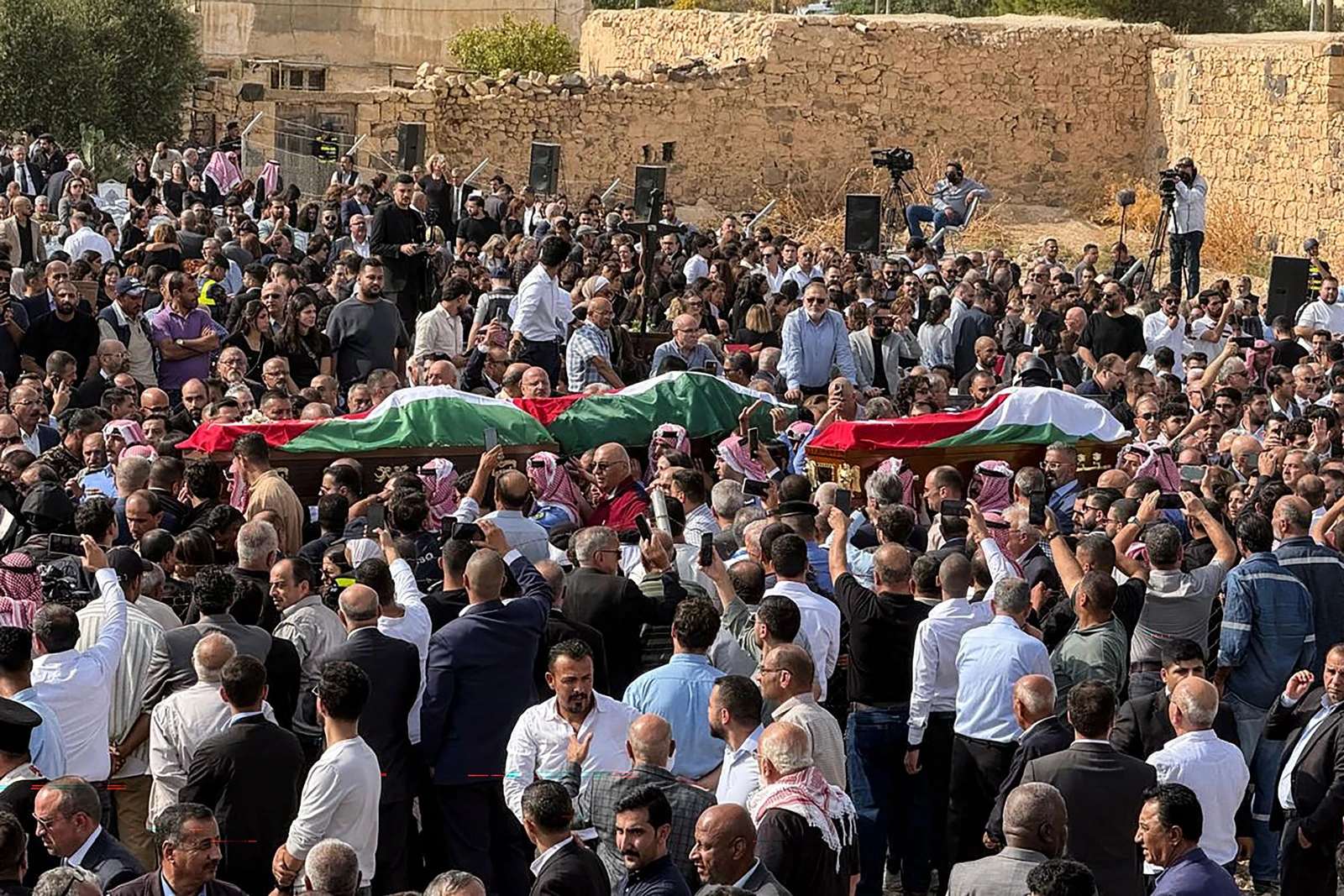 جنازات مهيبة لضحايا الهجوم الإرهابي في الكرك